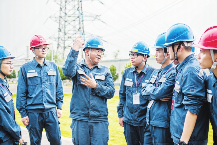 廣東電網(wǎng)東莞供電局變電管理二所檢修一班副班長何滿棠：“以匠人之心，守一畝三分地”