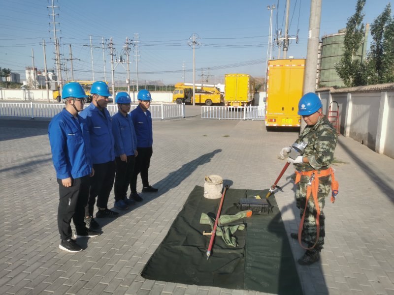 烏海電業(yè)局配電帶電作業(yè)中心：現(xiàn)場培訓(xùn)求實(shí)效，技能素質(zhì)再提升