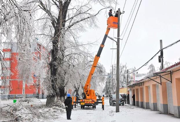 受強(qiáng)雨雪大風(fēng)冰凍天氣影響，吉林延邊全力搶修供電線路