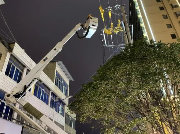云南電網(wǎng)陸良供電局城區(qū)供電所冬夜搶修，杜絕用電隱患