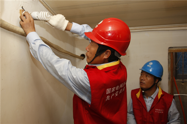 國網(wǎng)象山縣供電公司紅船服務進社區(qū)，把牢冬季安全用電關(guān)