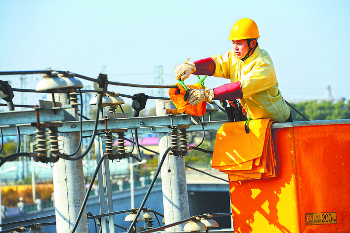 【國家電網公司特等勞?！坷钫伎? width=