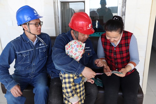 阿拉善電業(yè)局電力宣傳進家門，客戶服務零距離