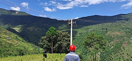 鳳慶供電局新華供電所供電火力全開，助力當(dāng)?shù)乜緹煯a(chǎn)業(yè) 穩(wěn)定發(fā)展