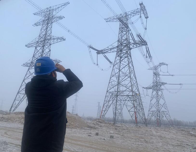 內(nèi)蒙古烏海超高壓供電公司防污除閃，寒冬堅守一線