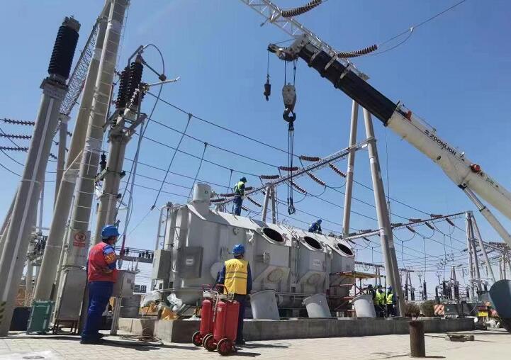 吊罩成功！主變大修工程為“綠色電”保駕護(hù)航