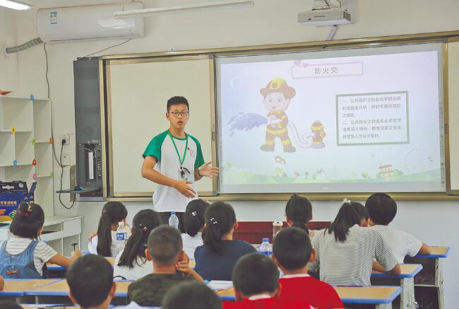 郝明?。簬椭嗳?傳遞更多溫暖
