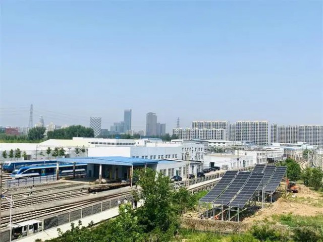 全國(guó)首個(gè)！英利集團(tuán)“光伏+鐵路”示范項(xiàng)目順利并網(wǎng)