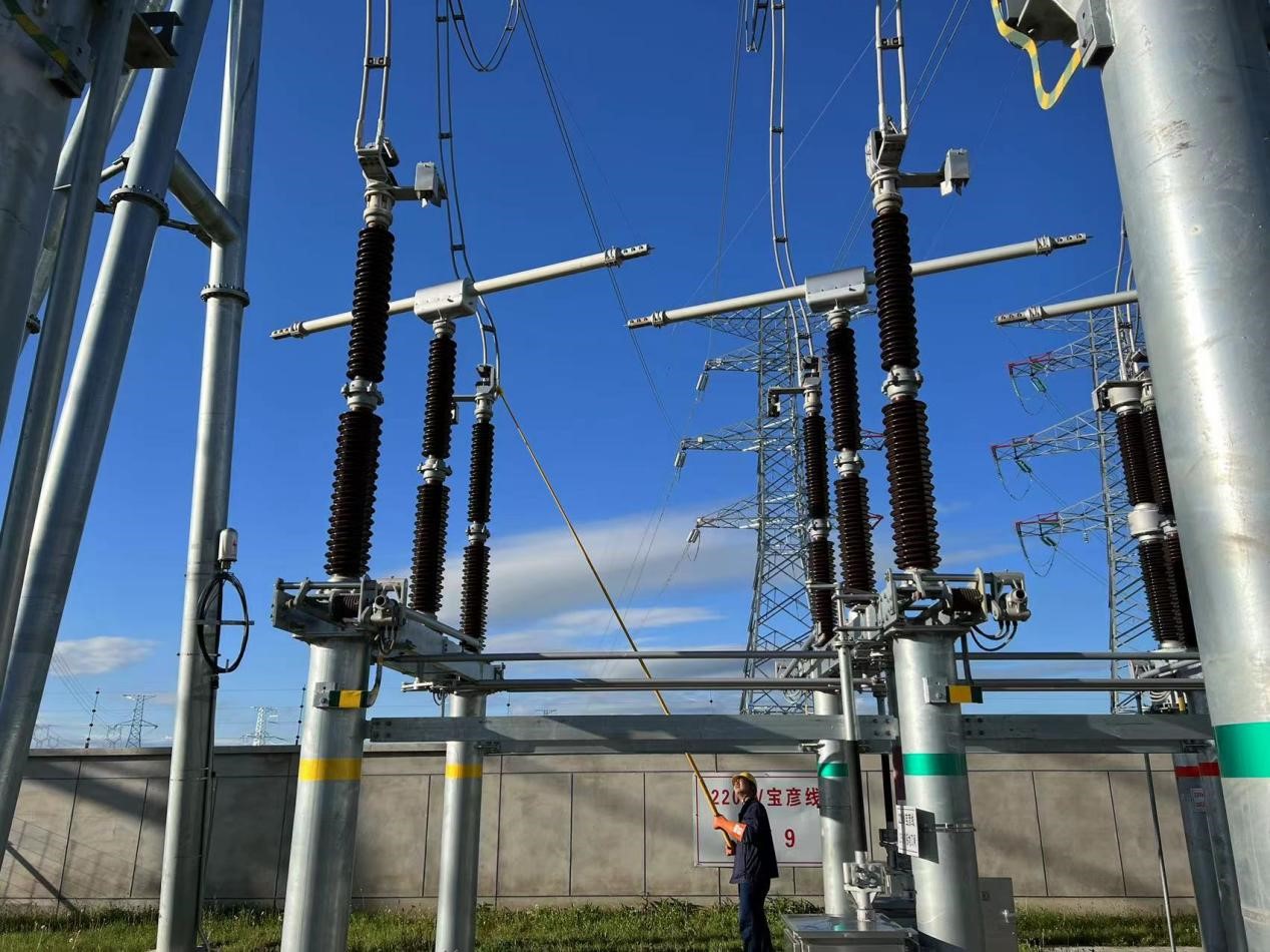 錫林郭勒超高壓供電公司圓滿完成塔寶I、II線間隔啟動(dòng)工作