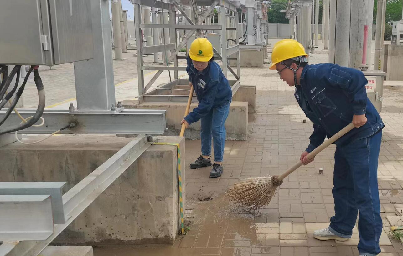 戈壁有雨，阿電人全力出擊保供電