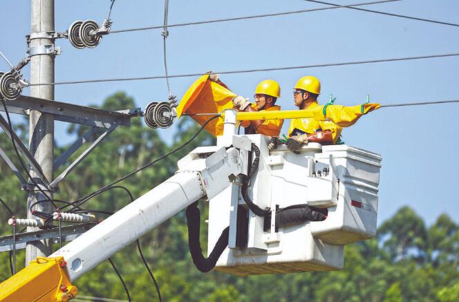 四川廣安：40攝氏度，他們帶電作業(yè)