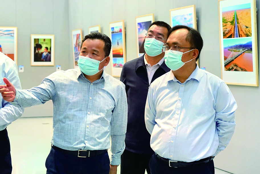 許振山、賈振國一行參觀“喜迎二十大 奮進新征程”書法美術攝影展