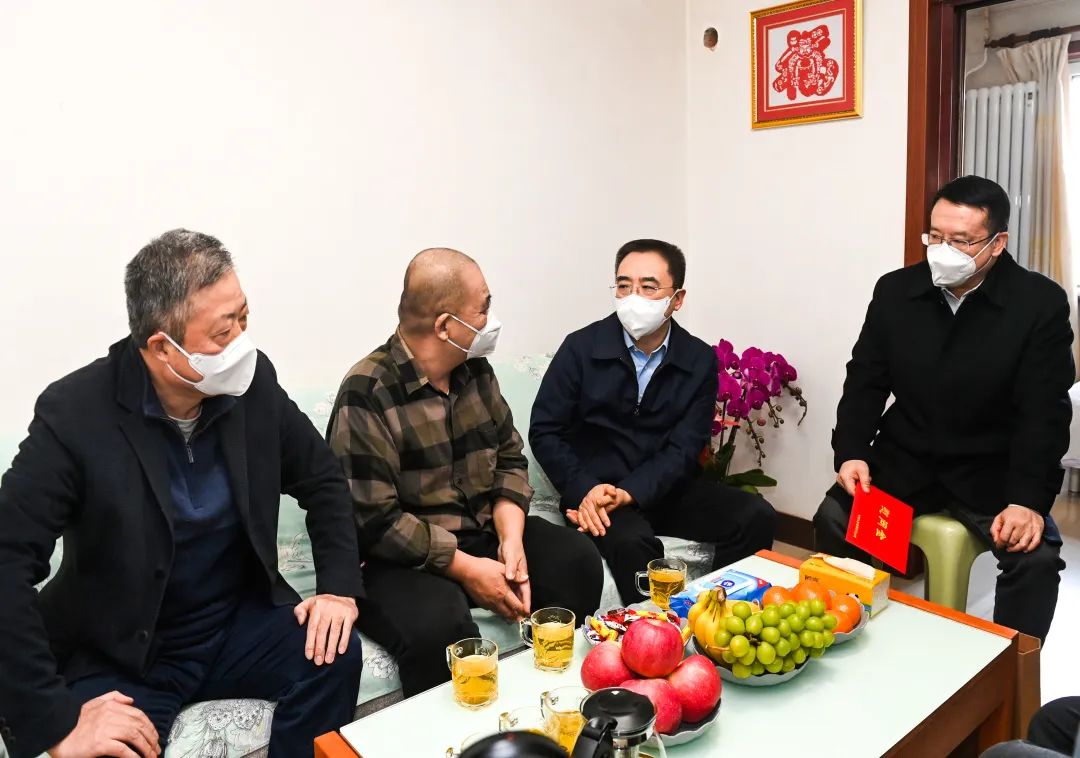 鄒磊、劉明勝走訪慰問退休老領(lǐng)導(dǎo)、勞模遺屬、困難黨員群眾
