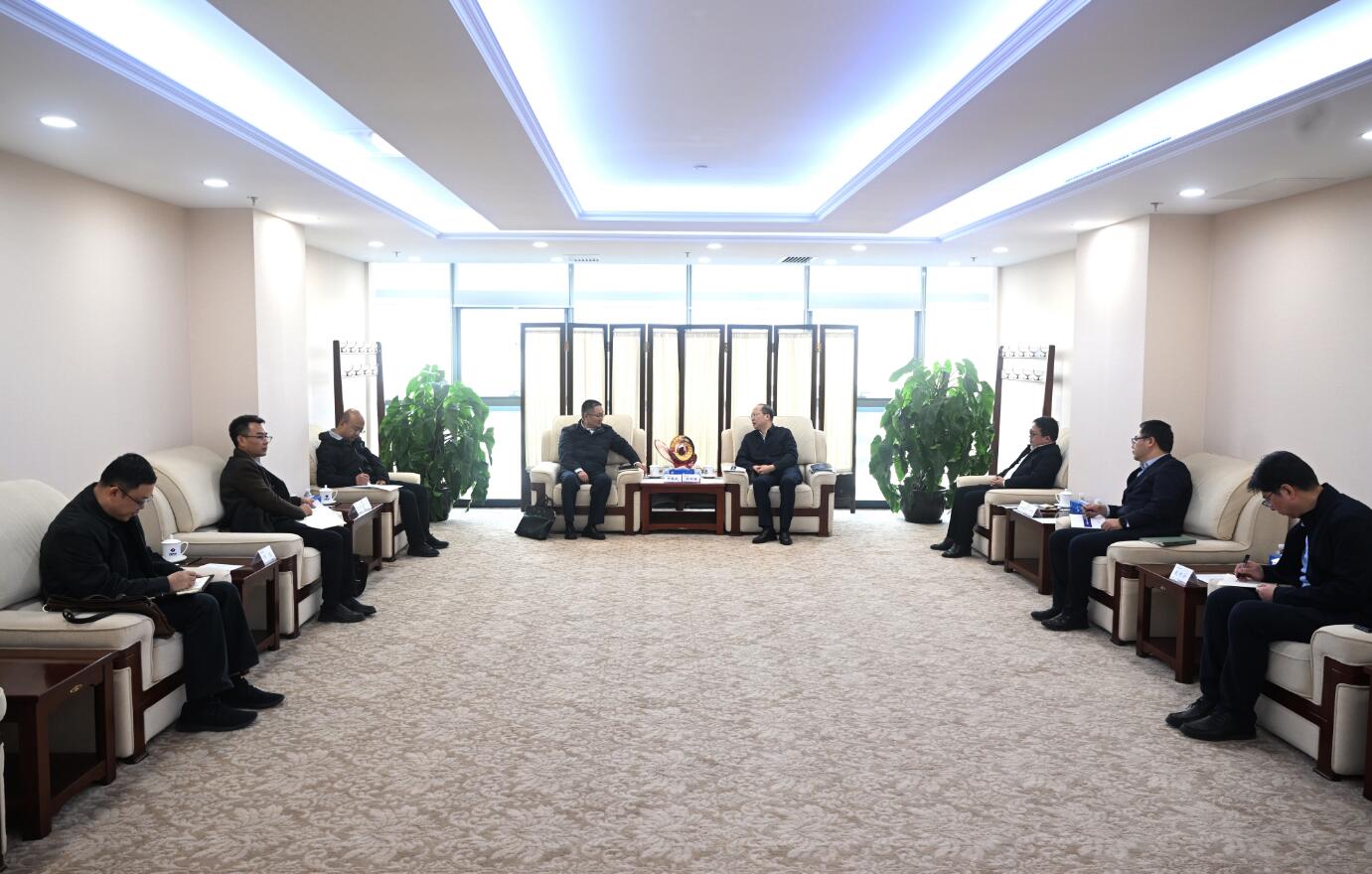 中國電建黨委常委、副總經理徐鵬程與西藏開發(fā)投資集團黨委書記、董事長祁騰武會談