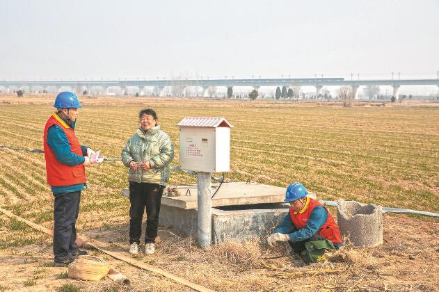 山東省梁山縣：黃河灘區(qū)上，井在地頭，電到井口