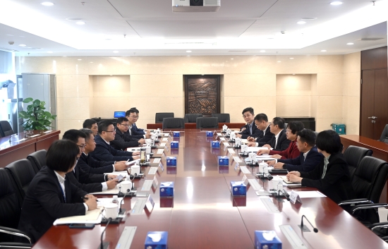 中國電建黨委常委、副總經(jīng)理王小軍與中國華電集團(tuán)黨組成員、副總經(jīng)理李旭紅會談