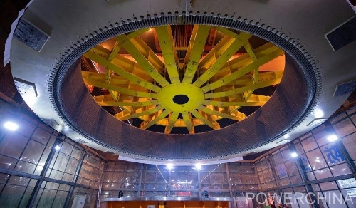 黃河上游在建海拔最高、裝機(jī)容量最大的水電站首臺(tái)機(jī)組定子順利吊裝