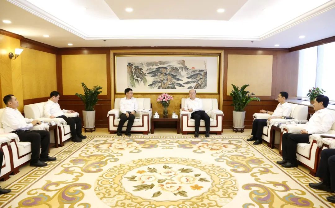 大唐山東發(fā)電公司總經(jīng)理、黨委副書記林躍與國網(wǎng)山東省電力公司董事長、黨委書記王志偉會談