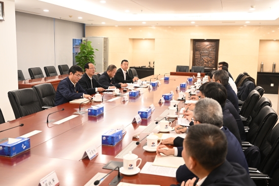 丁焰章與新任職子企業(yè)黨委書記、董事長(zhǎng)進(jìn)行集體談話