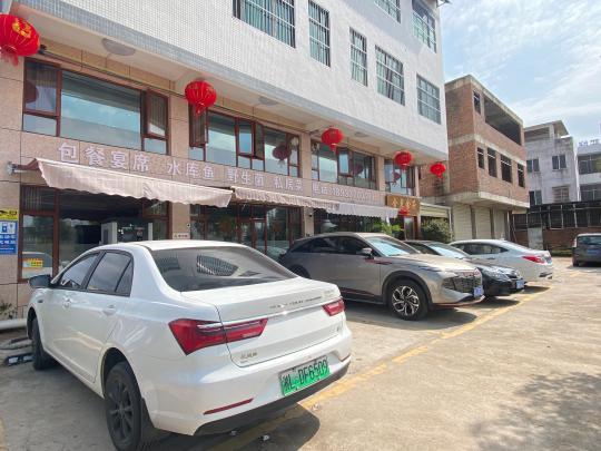返鄉(xiāng)新能源車主尋覓公用充電樁，鄉(xiāng)村充電補能仍有待解決