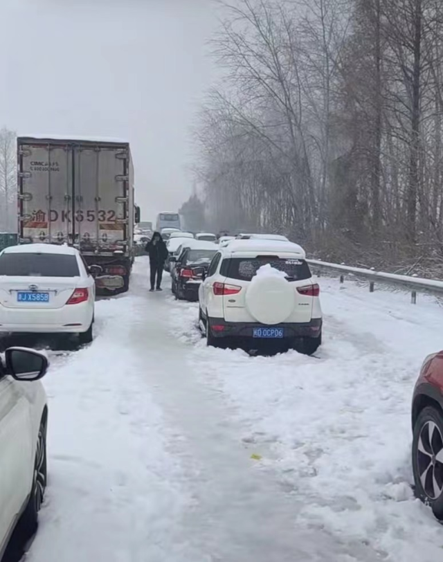 湖北凍雨暴雪導(dǎo)致高速公路堵塞，電動(dòng)汽車再現(xiàn)“趴窩”
