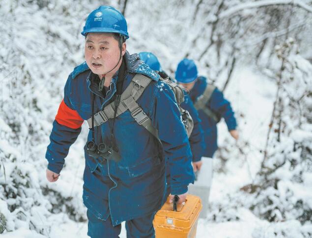 【國(guó)網(wǎng)楷?！恐芗t亮：巡行秦嶺深處 守護(hù)線路安全