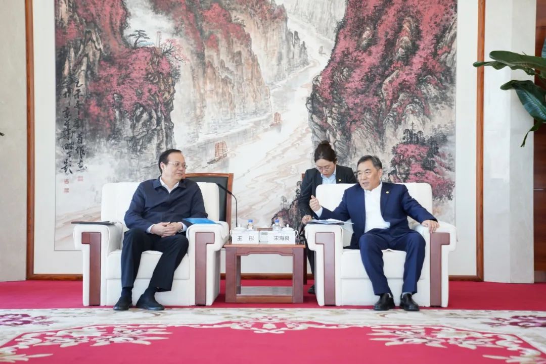 中國(guó)能建黨委書記、董事長(zhǎng)宋海良與歐洲自然科學(xué)院院士、中國(guó)發(fā)展研究院院長(zhǎng)王彤會(huì)談