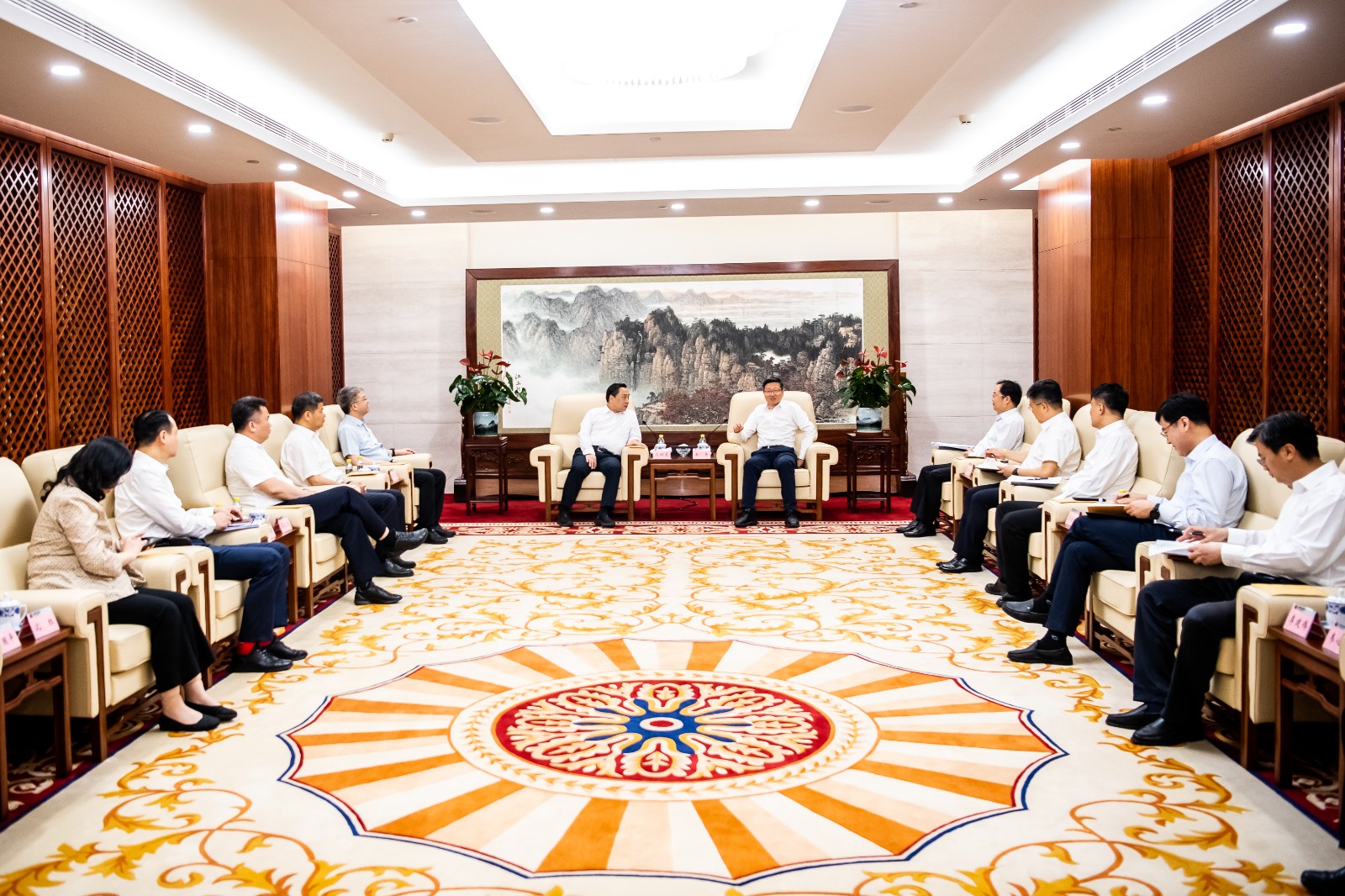 國家能源集團公司總經(jīng)理、黨組副書記余兵會見鎮(zhèn)江市委書記馬明龍一行