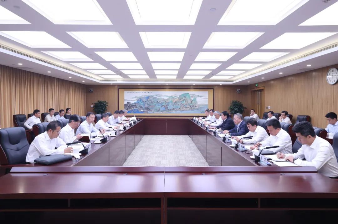 國家能源局黨組書記、局長章建華赴國家電網(wǎng)公司調(diào)研迎峰度夏電力保供工作