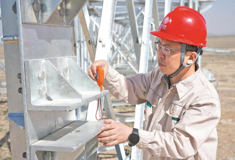李?。涸痪€建電網(wǎng) 當(dāng)好工程“大管家”