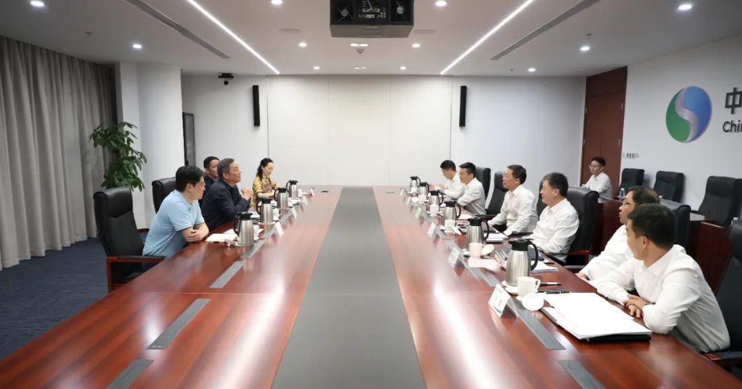 中國(guó)電氣裝備李洪鳳董事長(zhǎng)、周群總經(jīng)理會(huì)見(jiàn)上海市經(jīng)信委副主任戎之勤