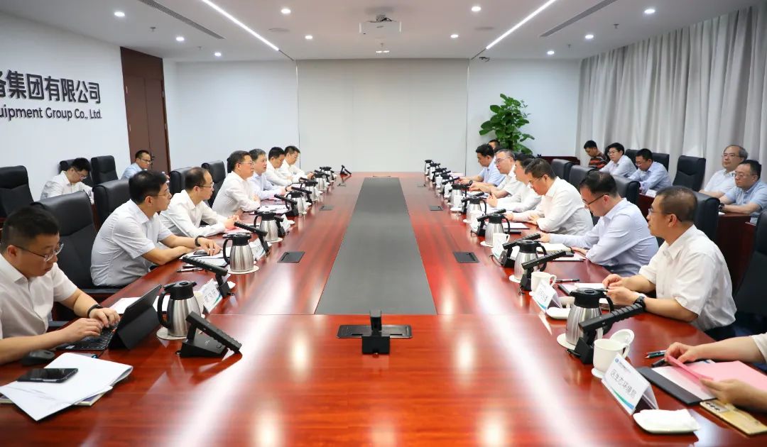 中國電氣裝備董事長李洪鳳、總經(jīng)理周群會見上海市靜安區(qū)委書記于勇