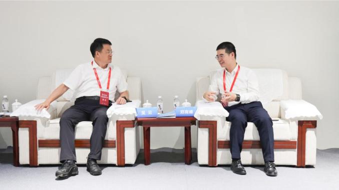 吳云與中國科學(xué)院院士、中國氫能聯(lián)盟戰(zhàn)略指導(dǎo)委員會(huì)委員、廈門大學(xué)教授鄭南峰座談