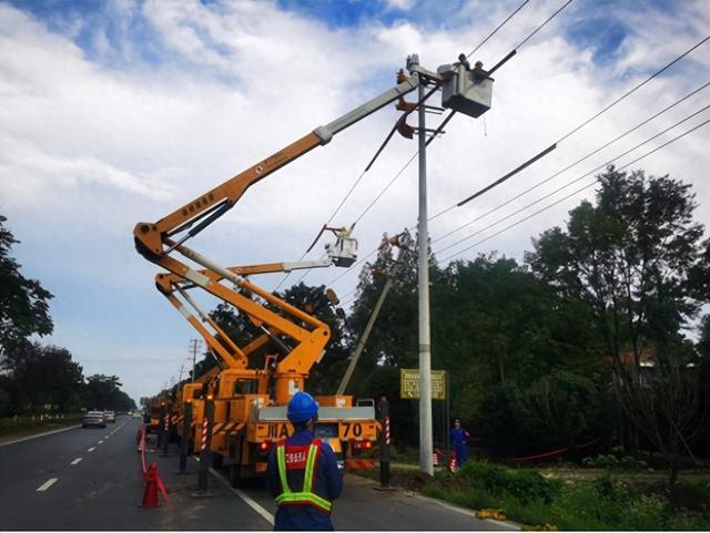 國網(wǎng)郫都供電公司“雙車”帶電緊急搶修，確保上萬群眾用電無憂
