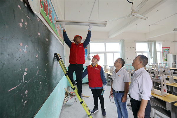 國網(wǎng)長(zhǎng)垣市供電公司護(hù)航開學(xué)季 “電”亮新學(xué)期