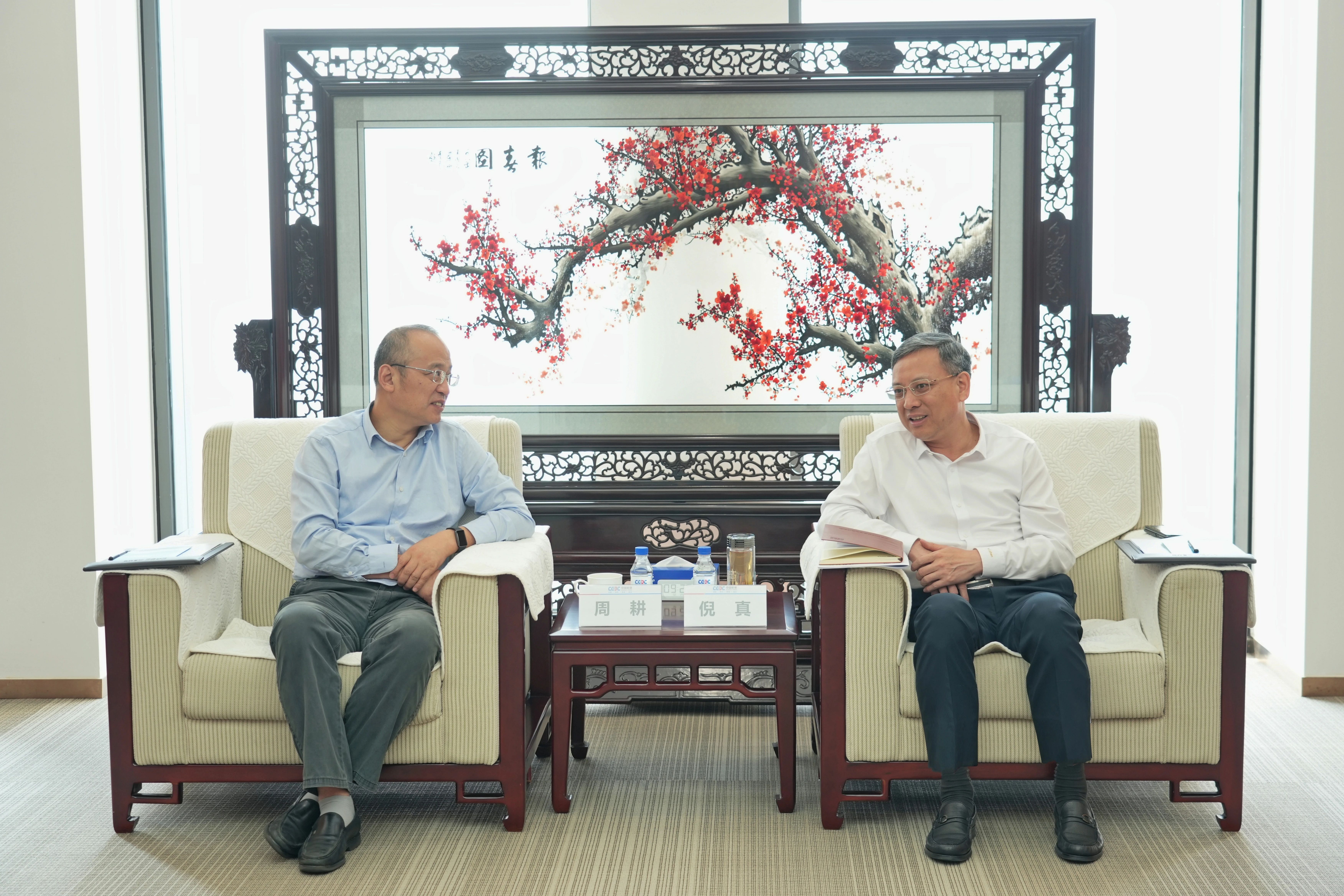 中國能建黨委副書記、總經(jīng)理倪真與武漢市硚口區(qū)委書記周耕會談
