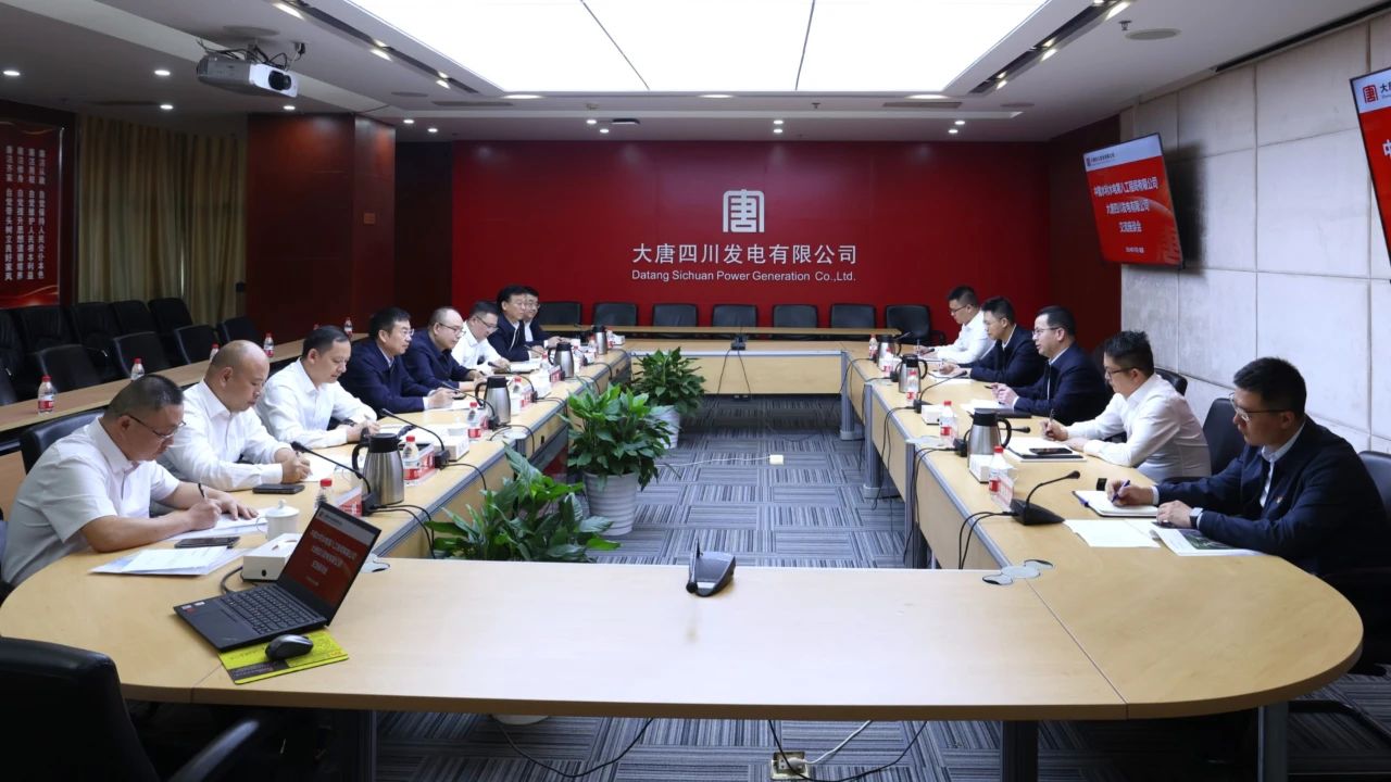 梁華與水電八局黨委書記、董事長(zhǎng)姜清華會(huì)談