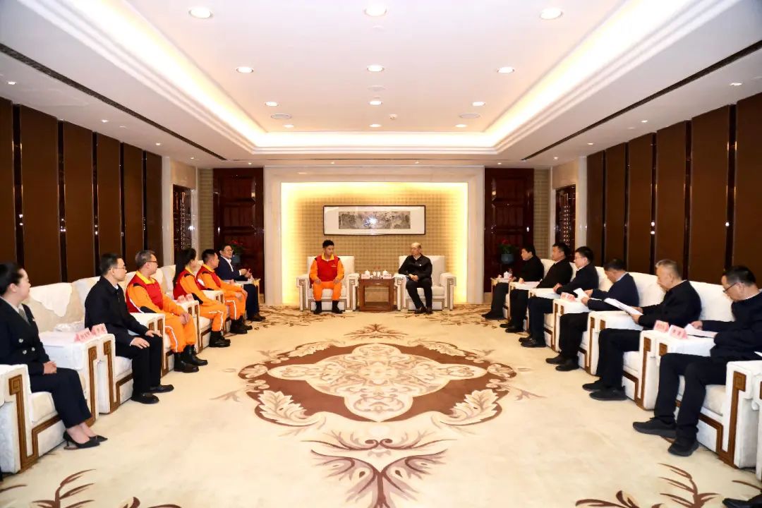 國務(wù)院國資委黨委舉辦“時代楷?！备咝逻B心橋黨員服務(wù)隊先進事跡報告會