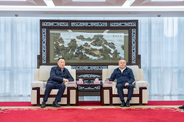 華電集團(tuán)黨組副書記、總經(jīng)理葉向東與遼寧省丹東市委書記宋誠會談