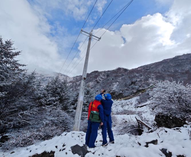 國網馬爾康供電公司初雪特巡鞏固防山火工作 提升冬季用電可靠性