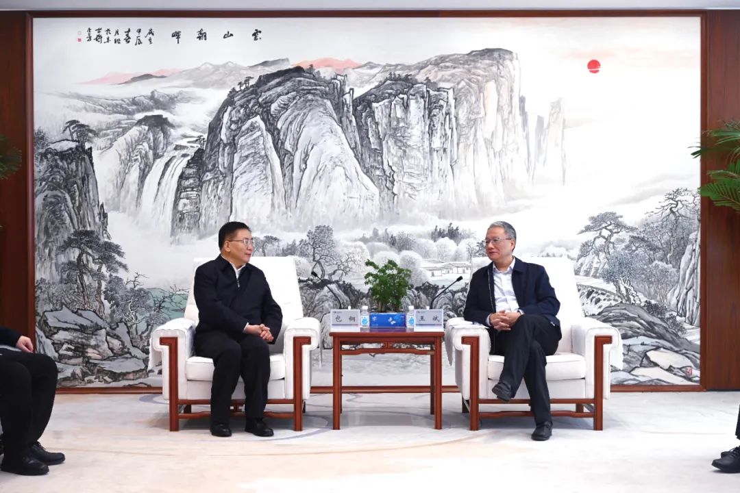 中國電建黨委副書記、總經(jīng)理王斌與內(nèi)蒙古自治區(qū)黨委常委、呼和浩特市委書記包鋼會談