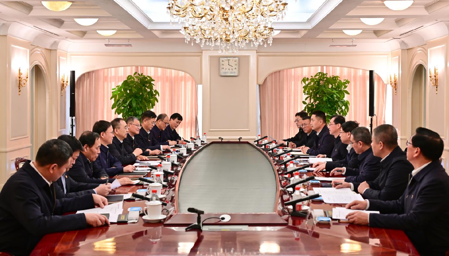 大唐集團(tuán)董事長(zhǎng)鄒磊、總經(jīng)理張傳江與中國(guó)安能董事長(zhǎng)陳奕輝、總經(jīng)理周慶豐會(huì)談